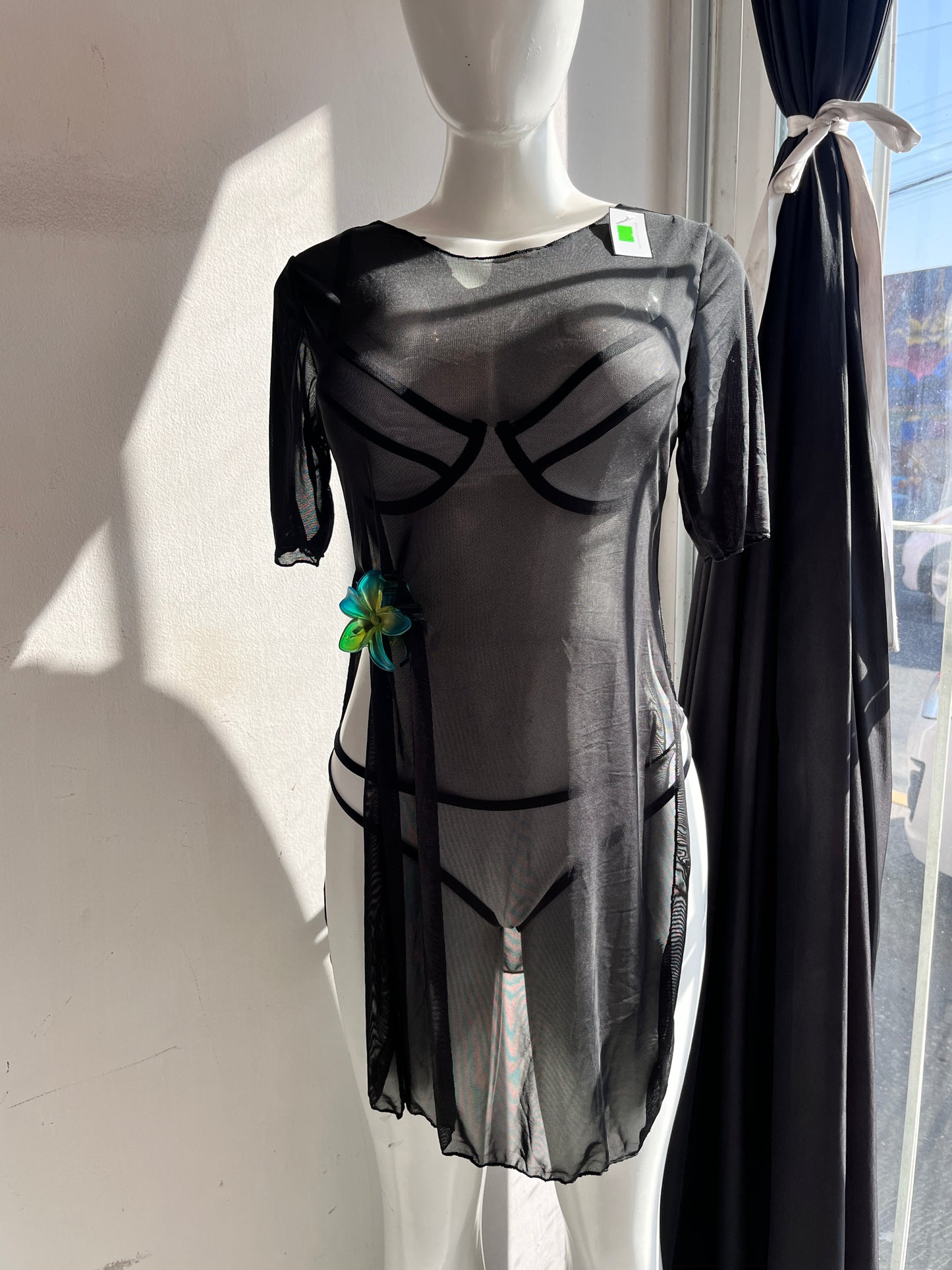 Vestido mesh negro abertura