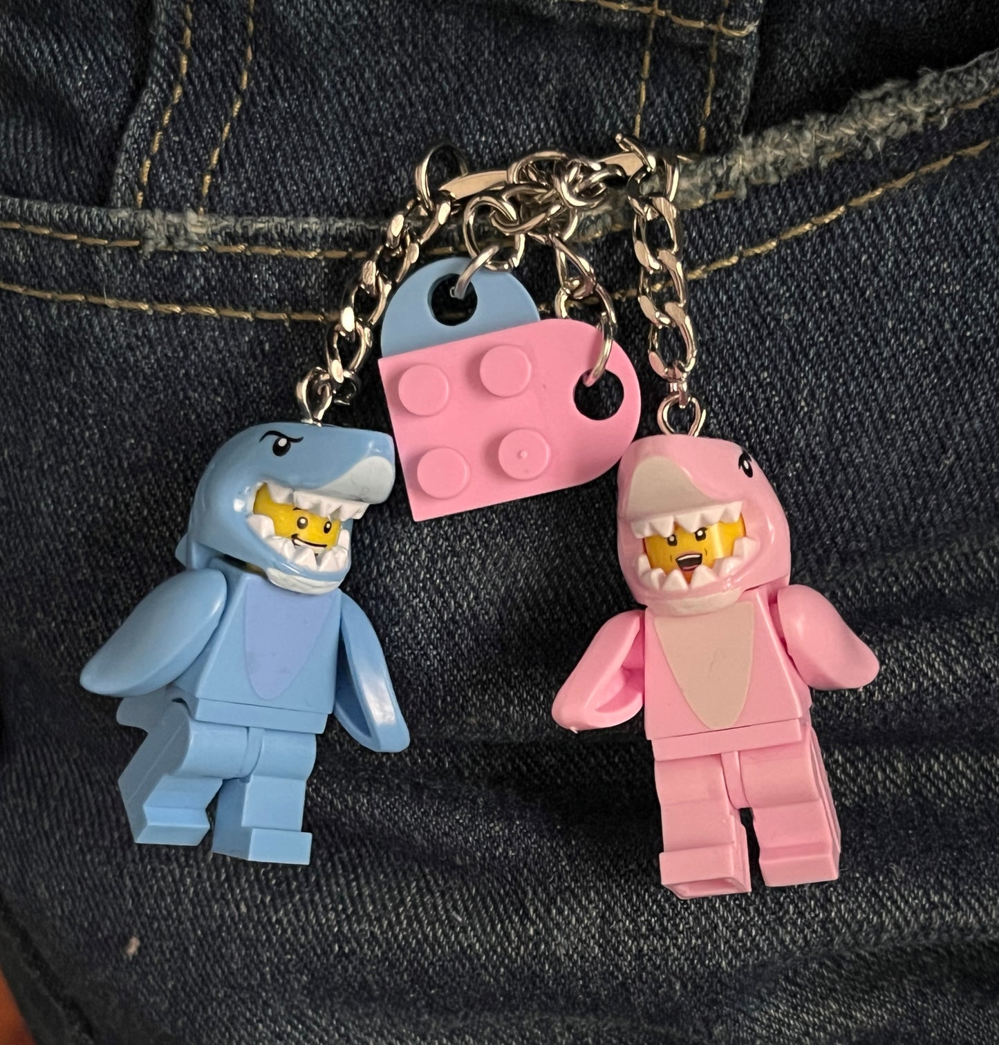 Llavero dúo tipo lego tiburones