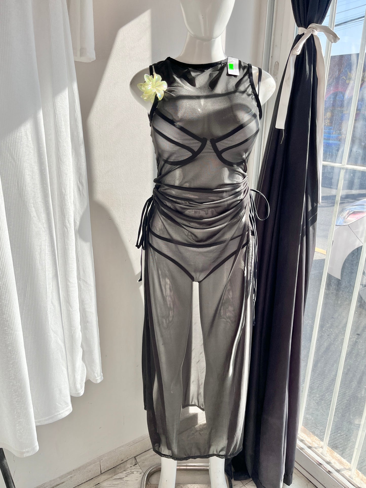 Vestido mesh largo con abertura