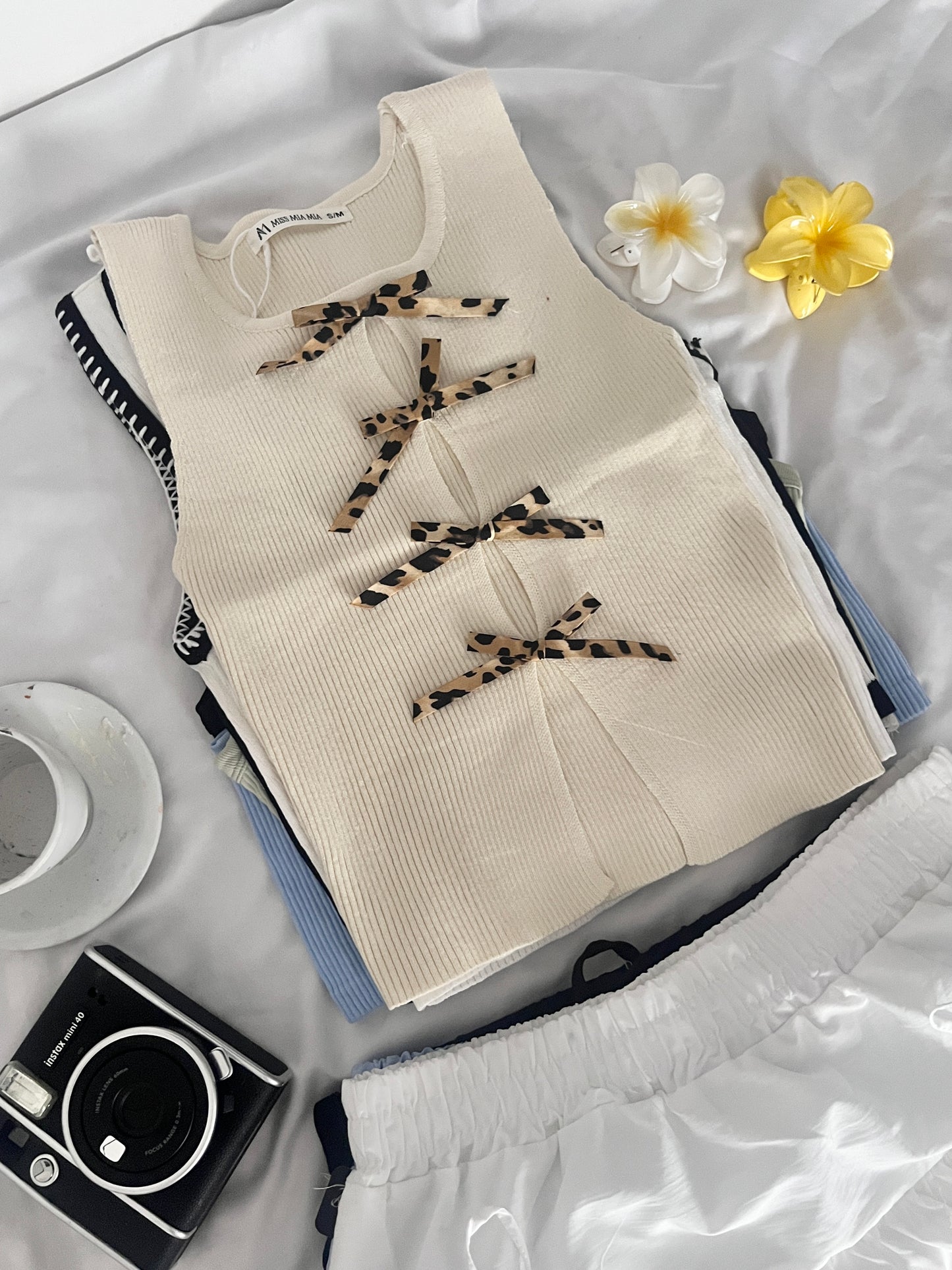 Blusa beige con moñitos