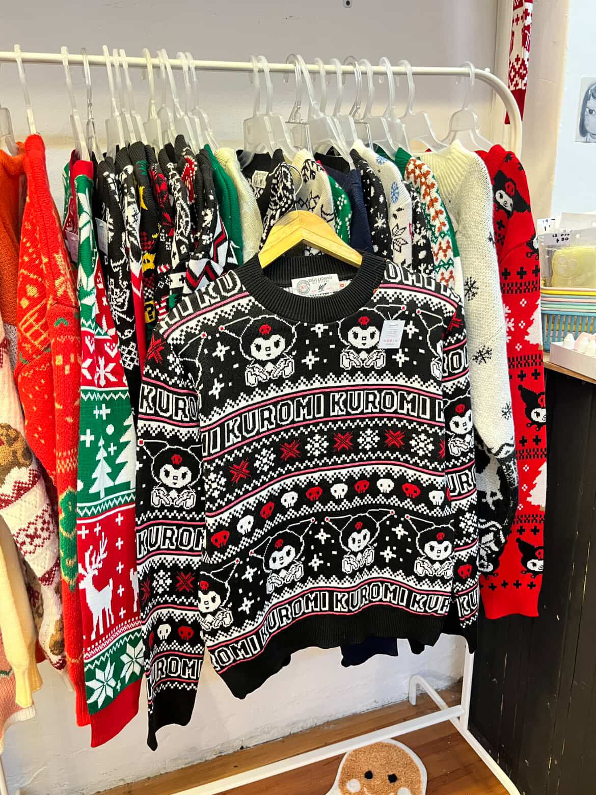 Suéter navideño kuromi negro