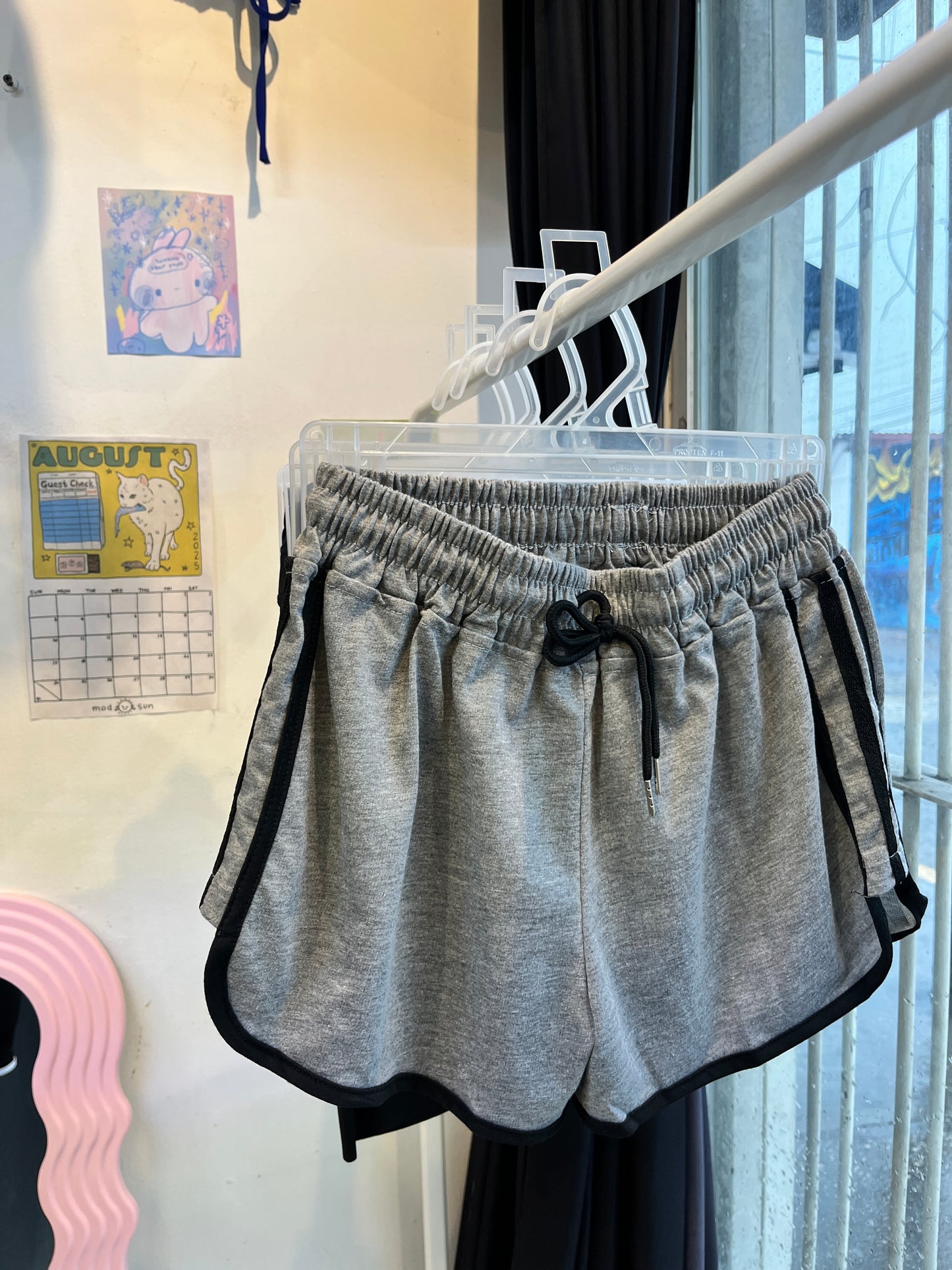 Short deportivo gris y negro