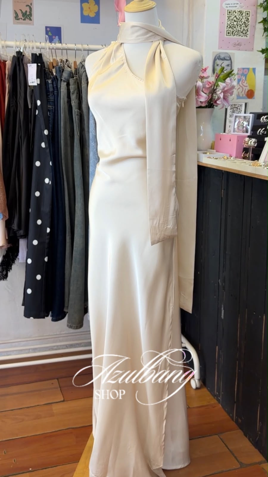 Vestido satin beige con corbata