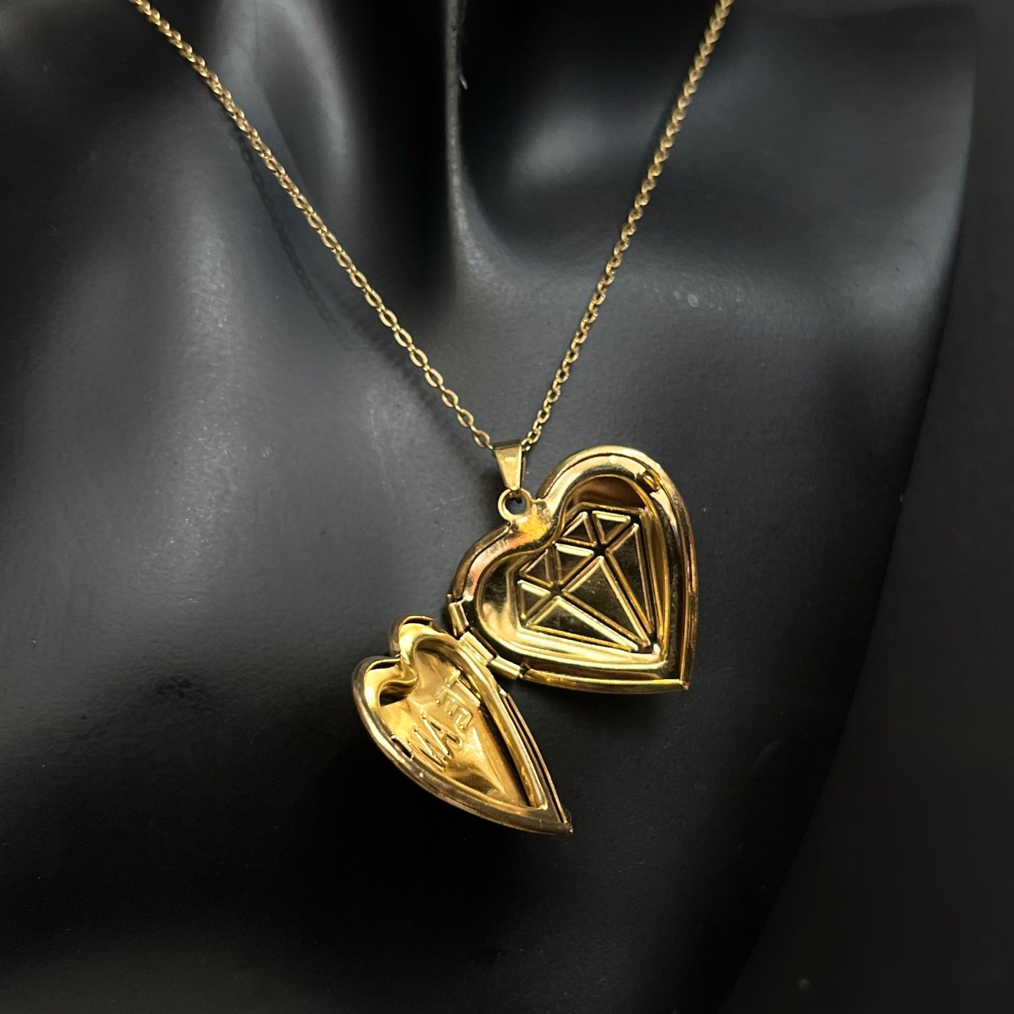 Relicario corazón dorado