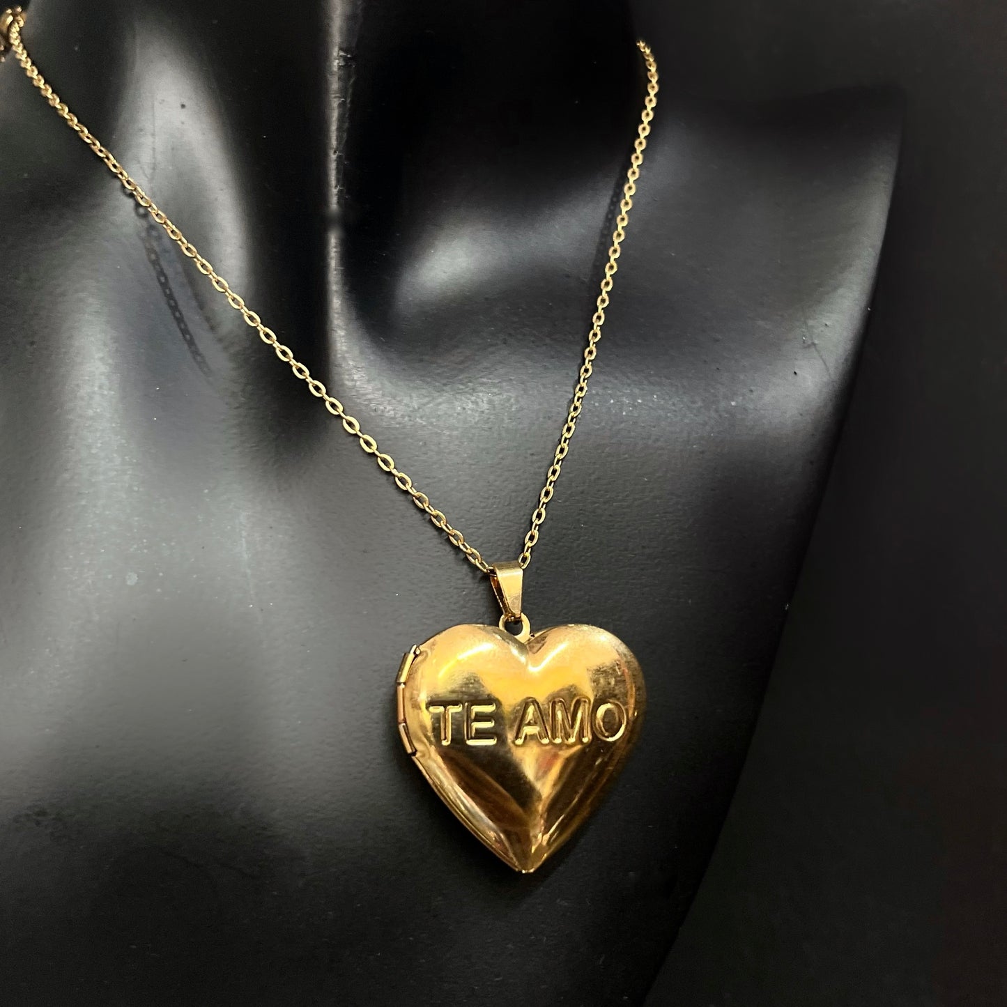 Relicario corazón dorado