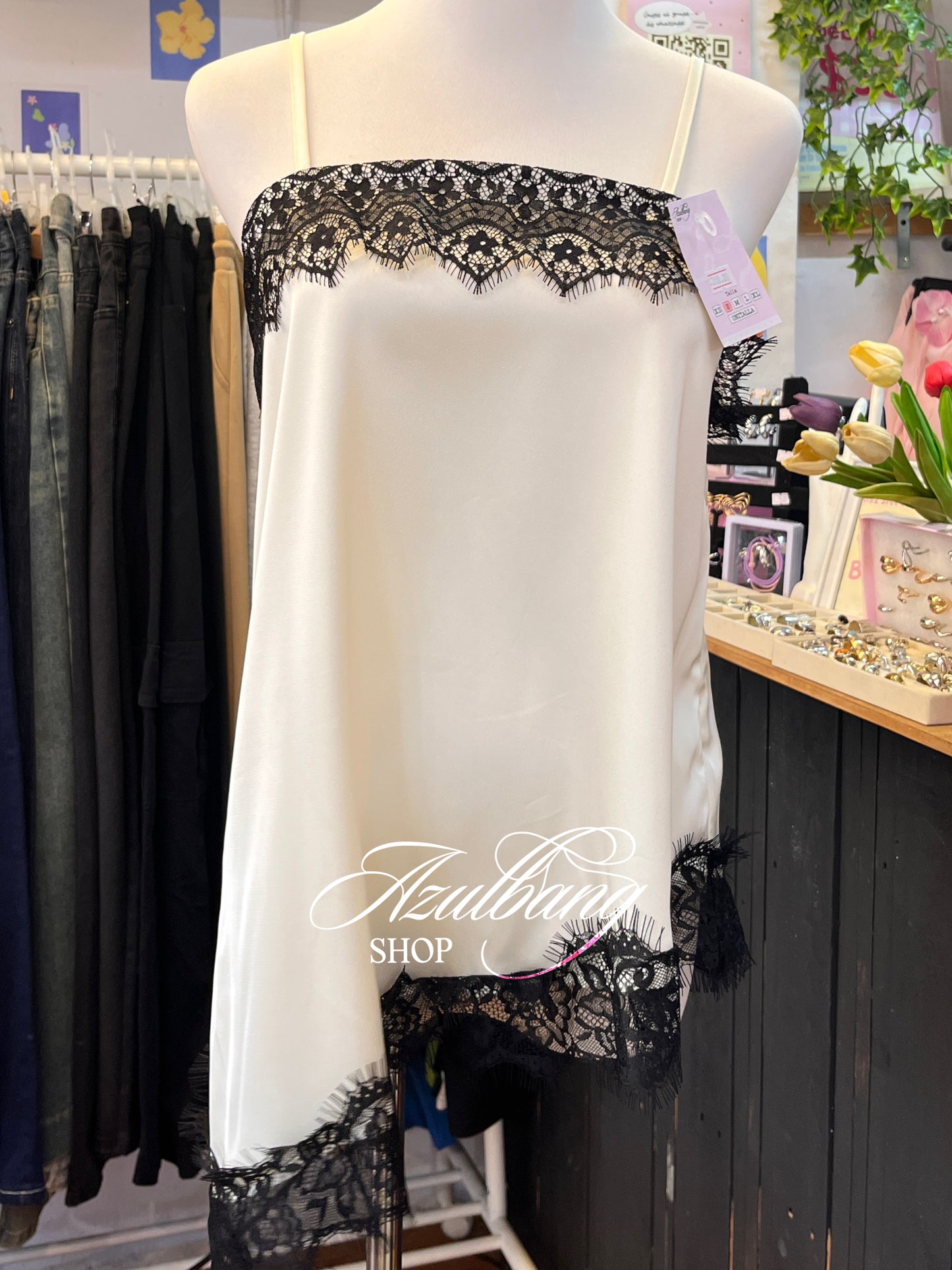 Blusa satinada con encaje