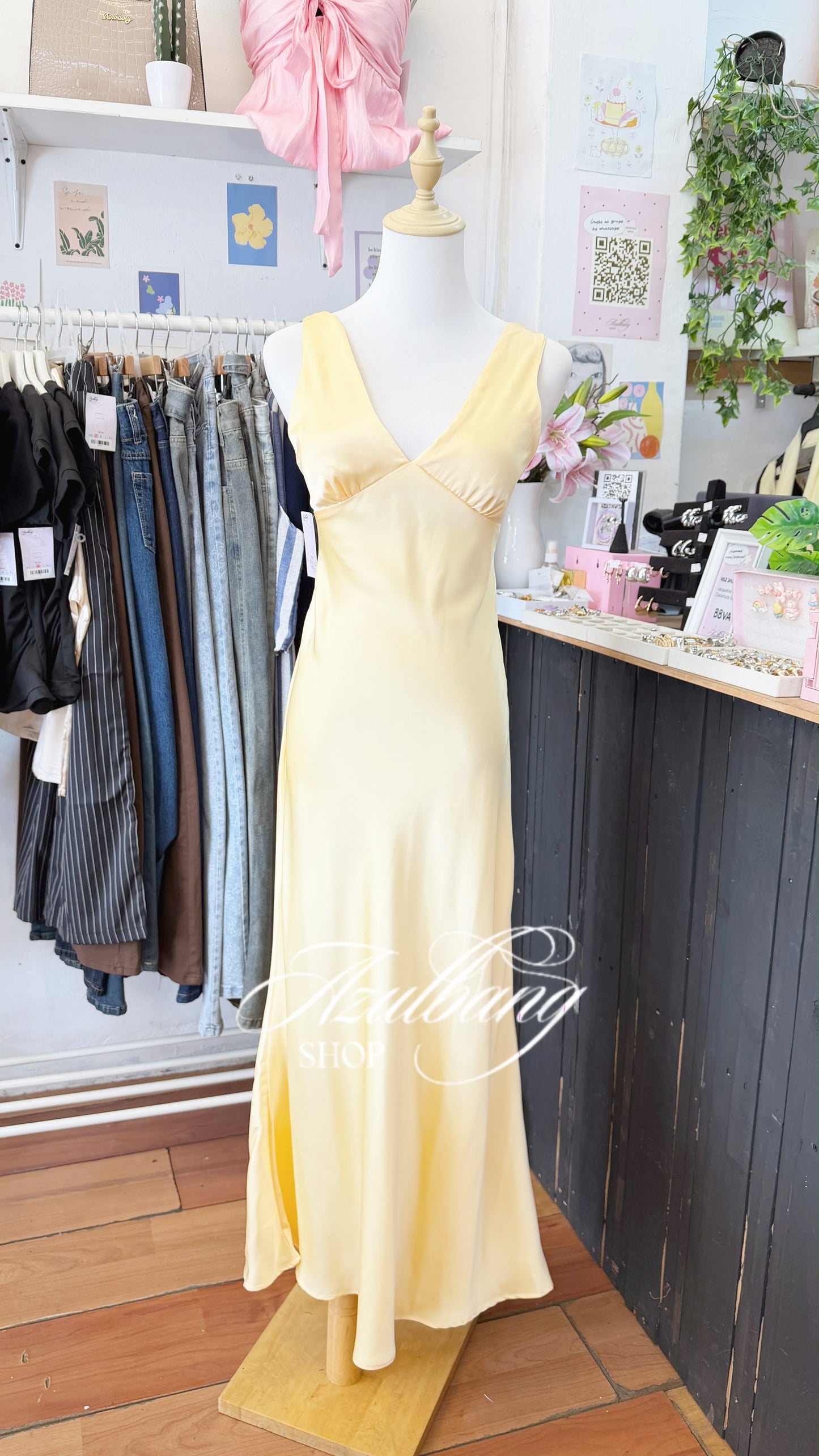 Vestido amarillo satin cuello V