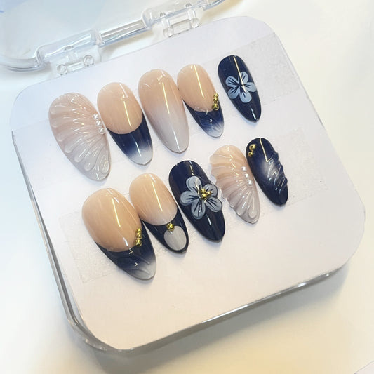 Uñas flor y relieve azul