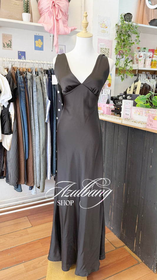 Vestido negro cuello V