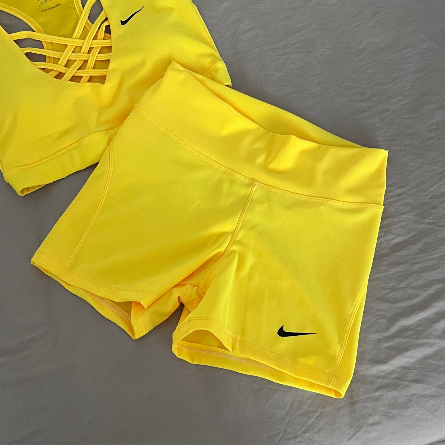 Conjunto deportivo N amarillo