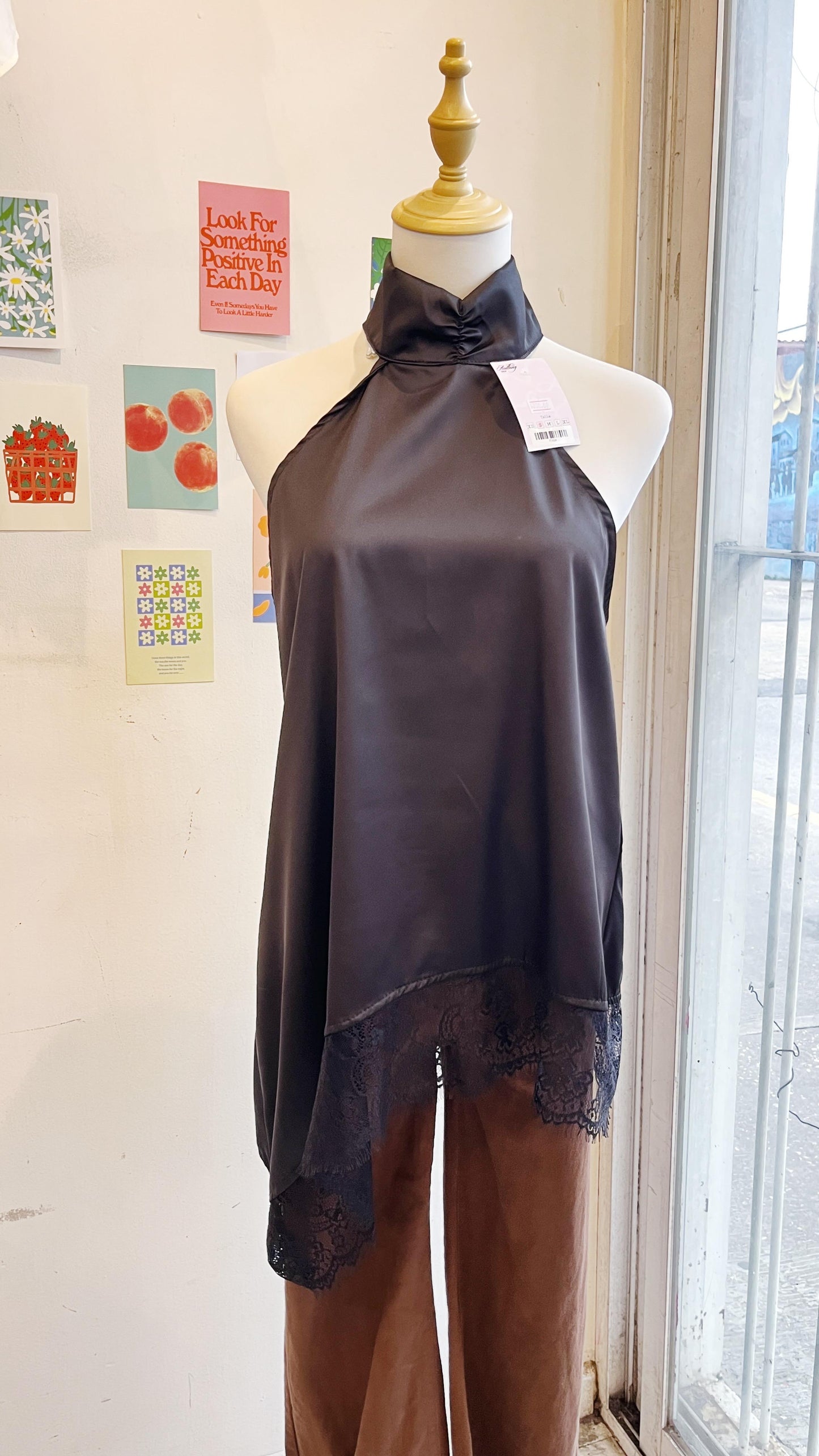 Blusa satin cuello y encaje