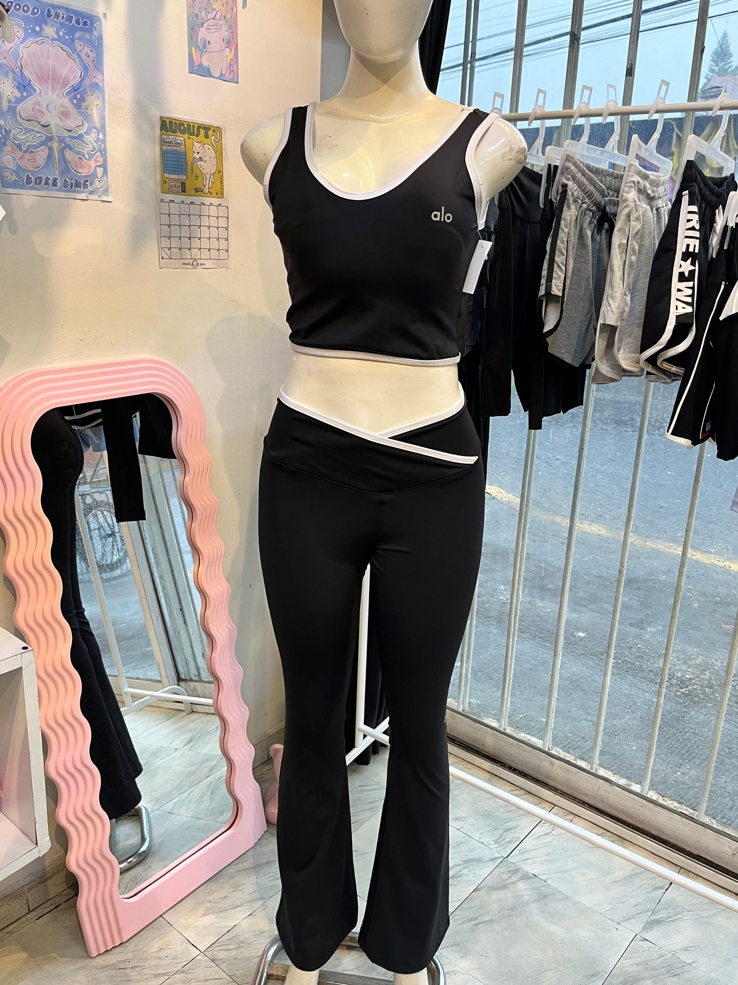 Conjunto deportivo cruzado negro