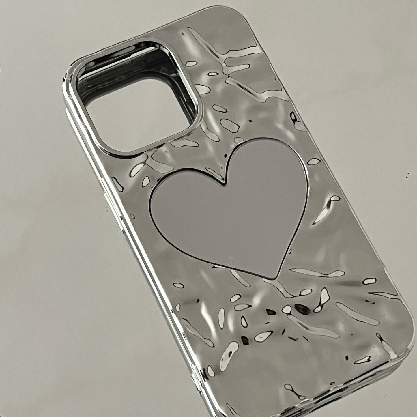 funda metálica textura corazón