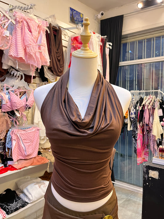 Blusa café pliegues