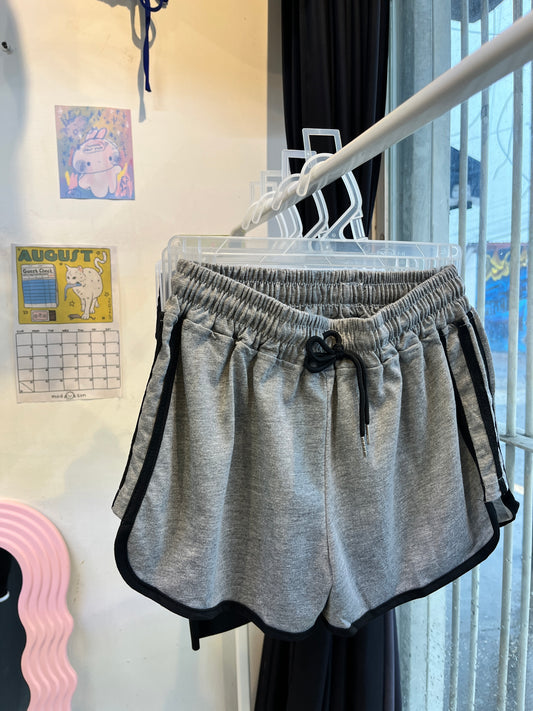 Short deportivo gris y negro