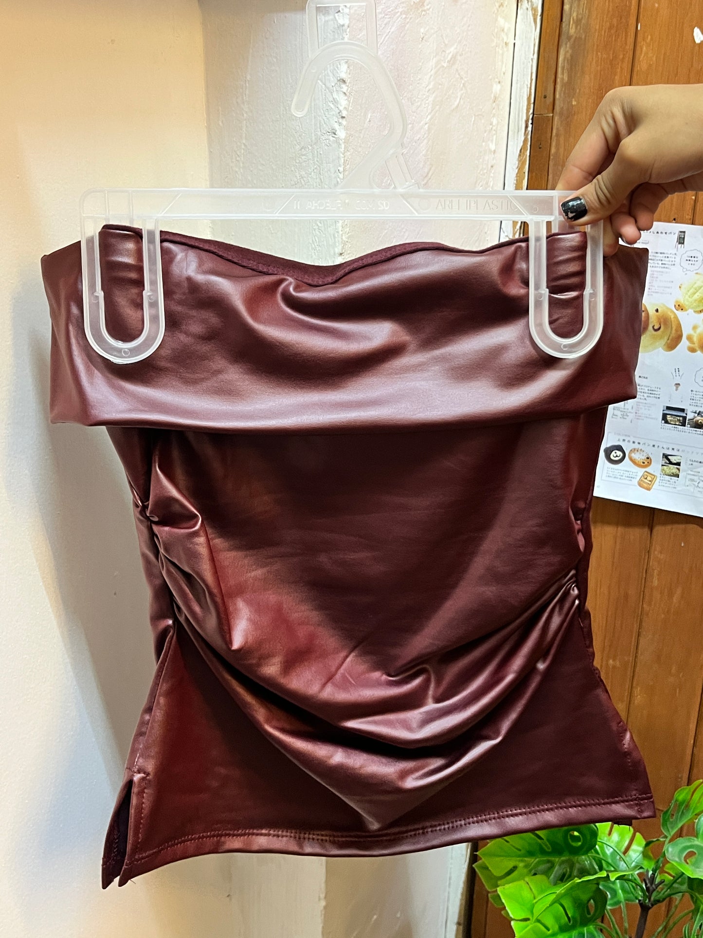 Blusa strapple vinil vino