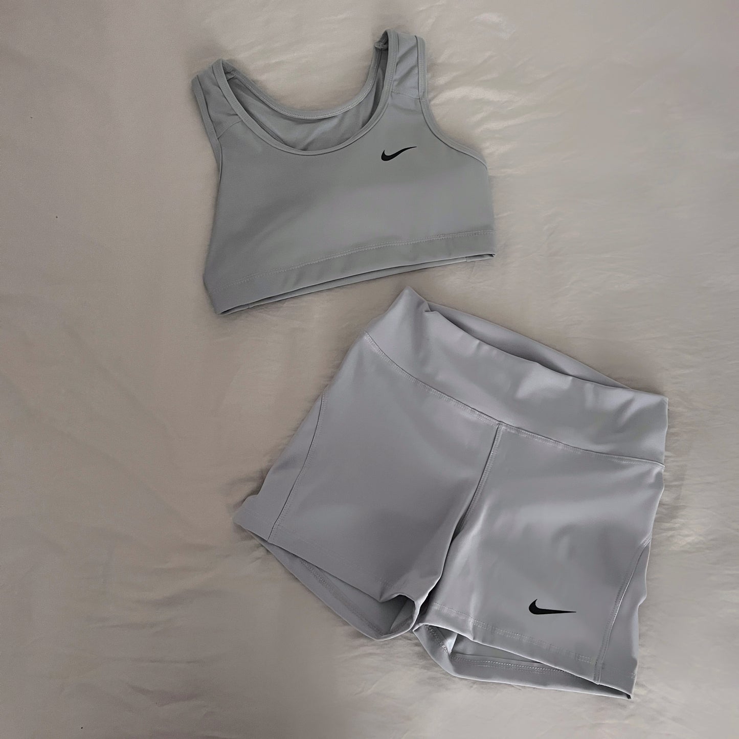 Conjunto deportivo N gris