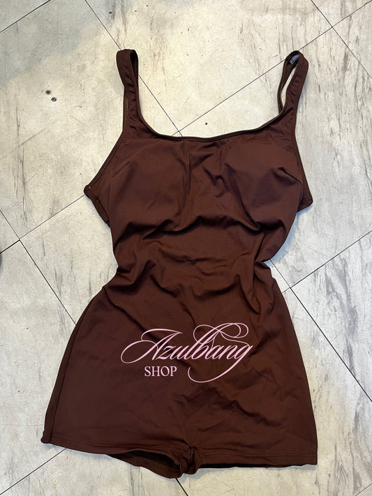 Traje de baño con short café liso