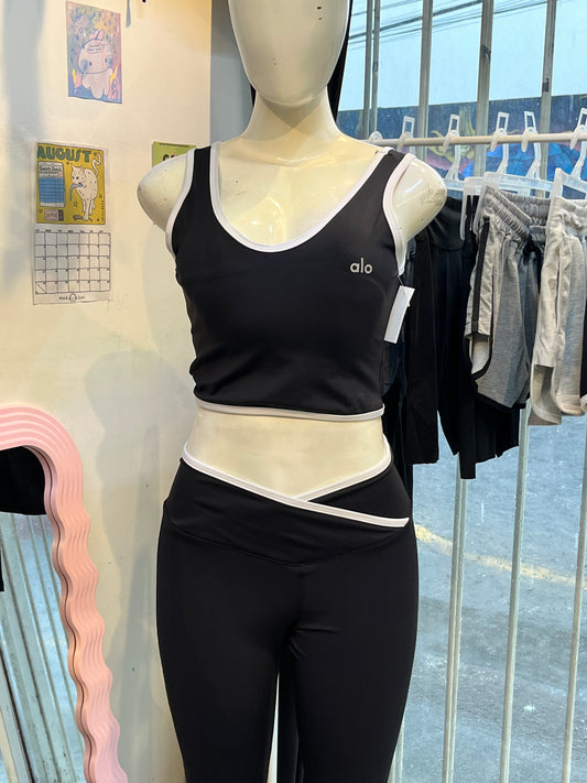 Conjunto deportivo cruzado negro