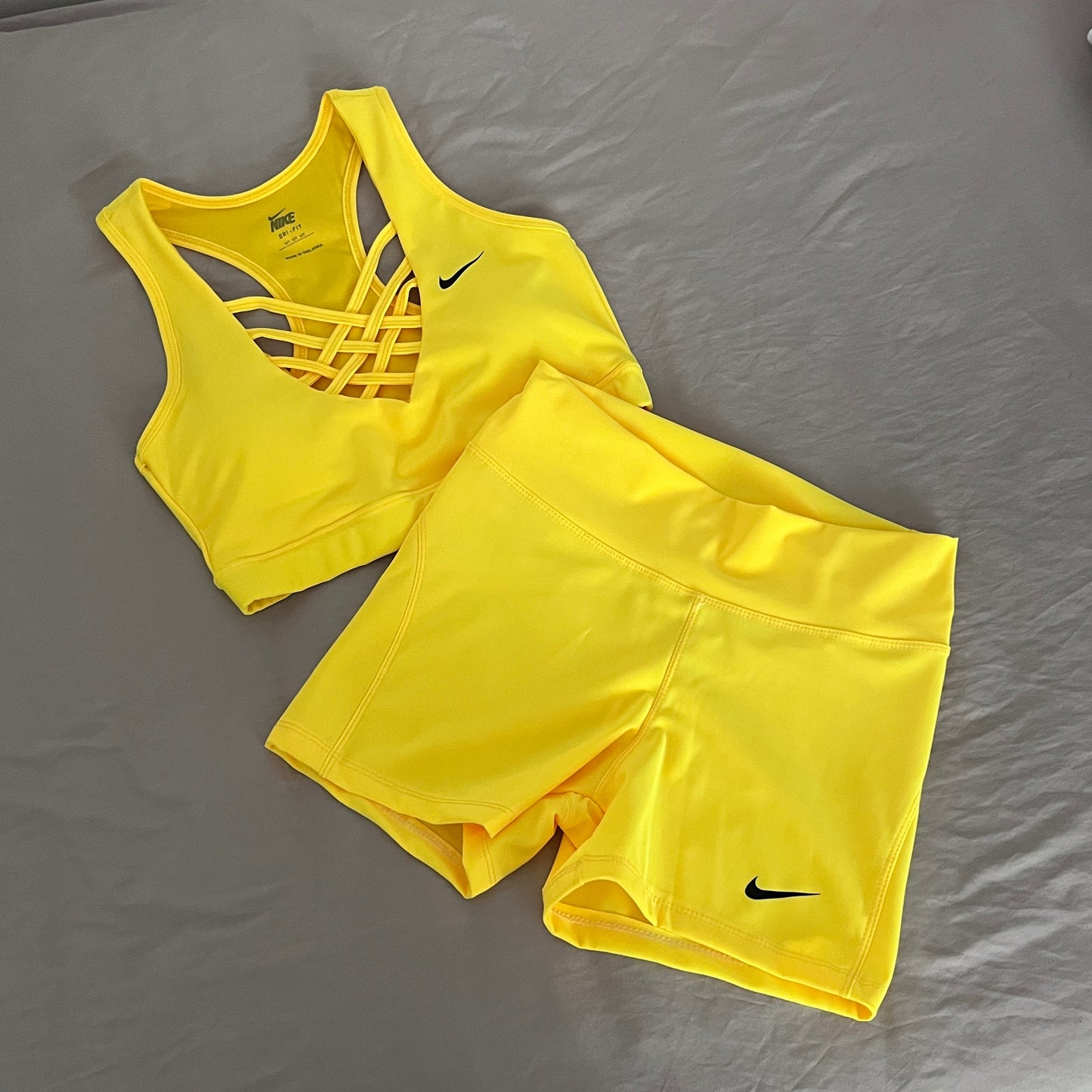 Conjunto deportivo N amarillo