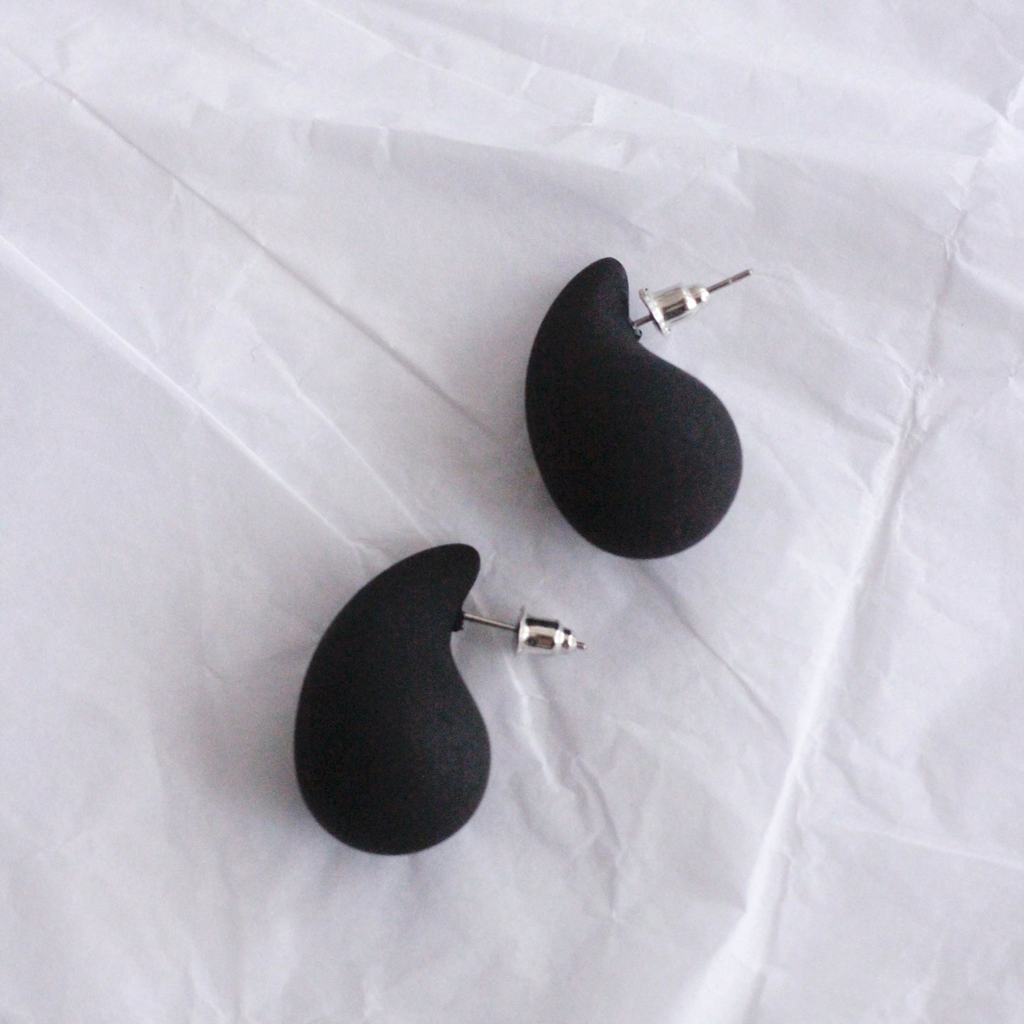 aretes gota negros