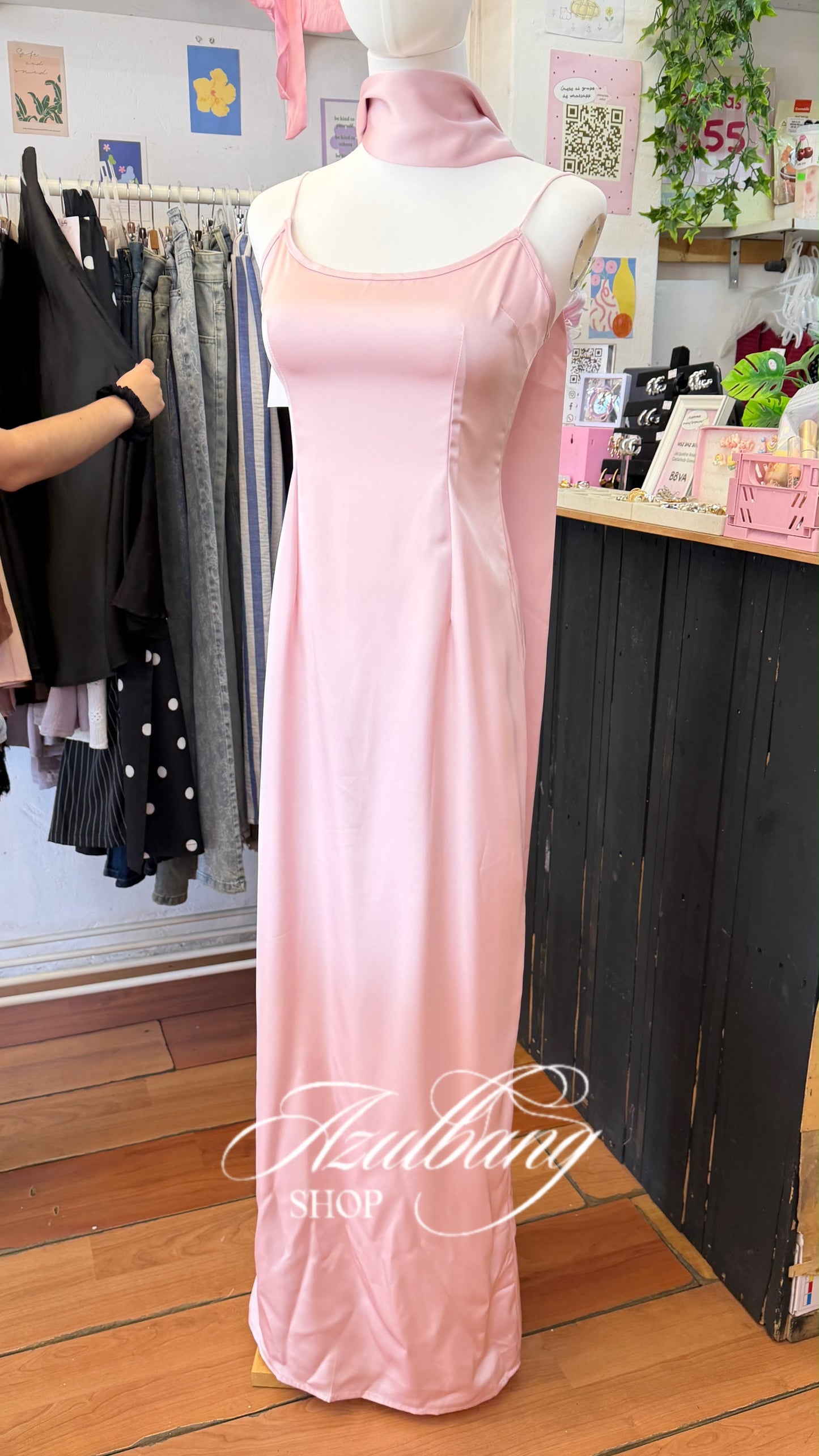 Vestido rosa satinado con corbata