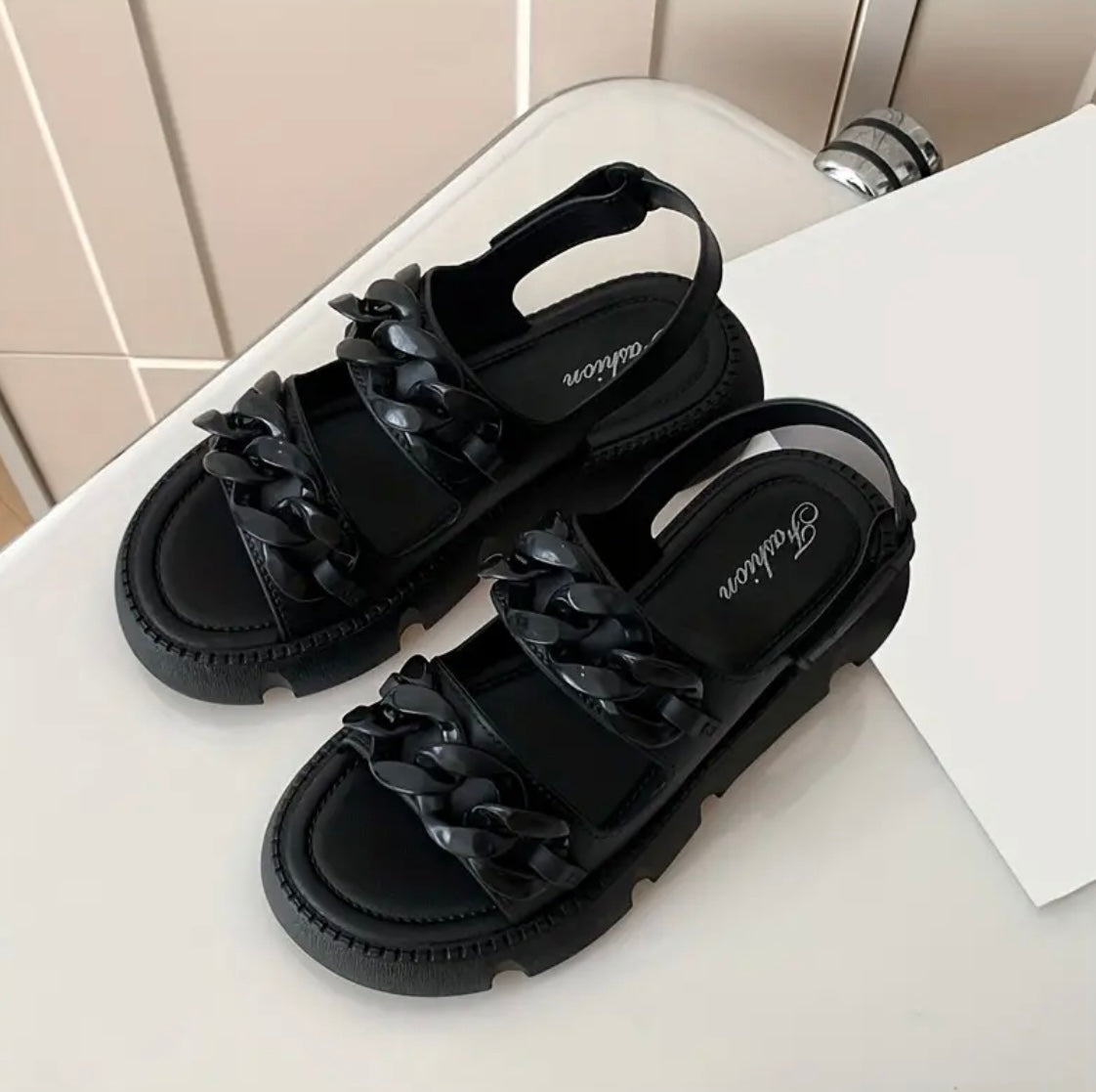 Sandalias cadena negra